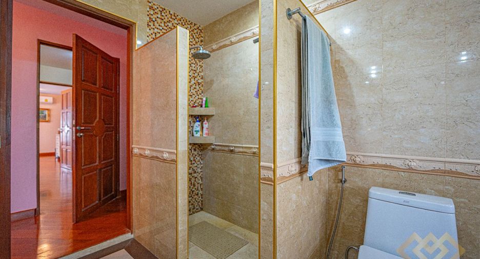 For sale 4 bedrooms house in Huay Yai, Pattaya