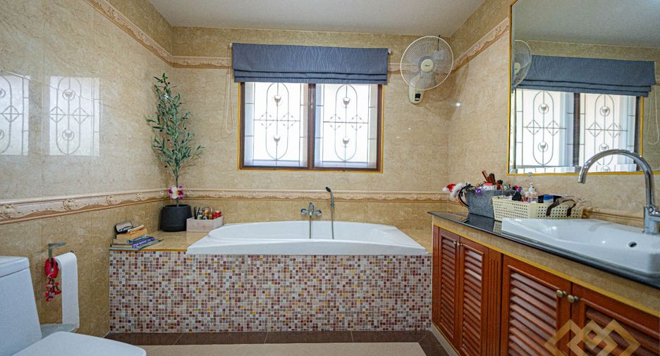 For sale 4 bedrooms house in Huay Yai, Pattaya