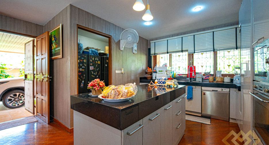For sale 4 bedrooms house in Huay Yai, Pattaya