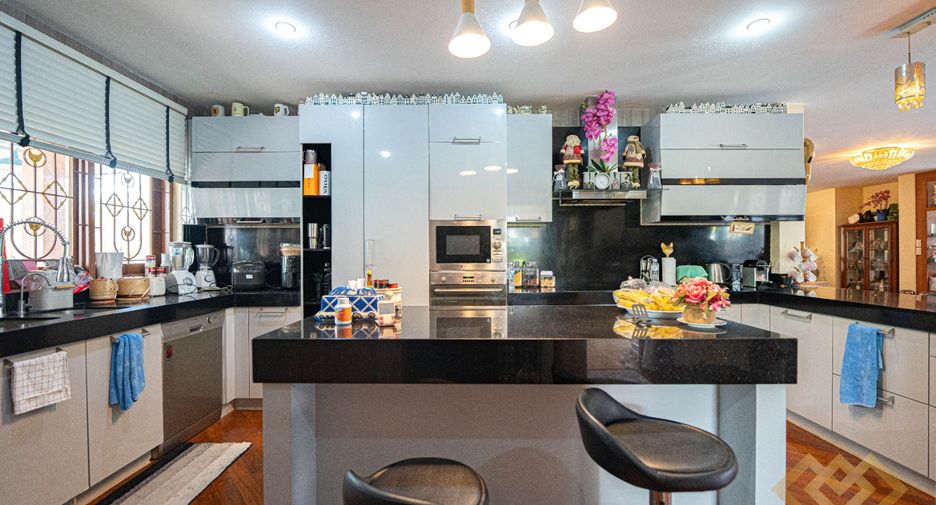 For sale 4 bedrooms house in Huay Yai, Pattaya
