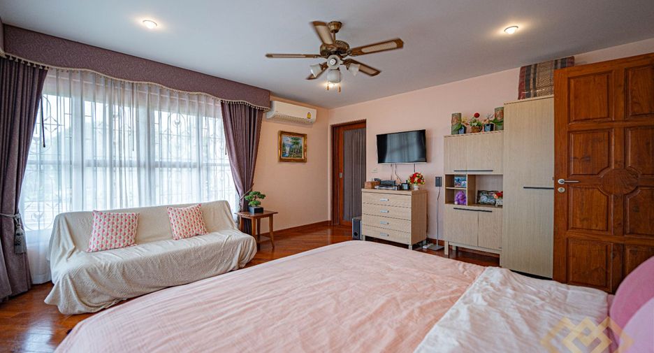 For sale 4 bedrooms house in Huay Yai, Pattaya