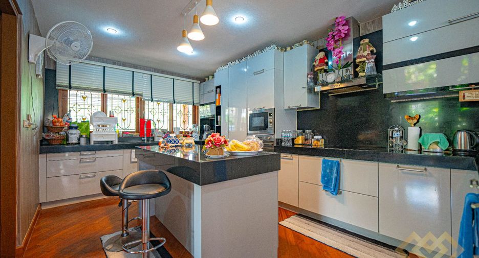 For sale 4 bedrooms house in Huay Yai, Pattaya