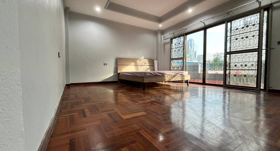 For rent 11 bedrooms house in Huai Khwang, Bangkok