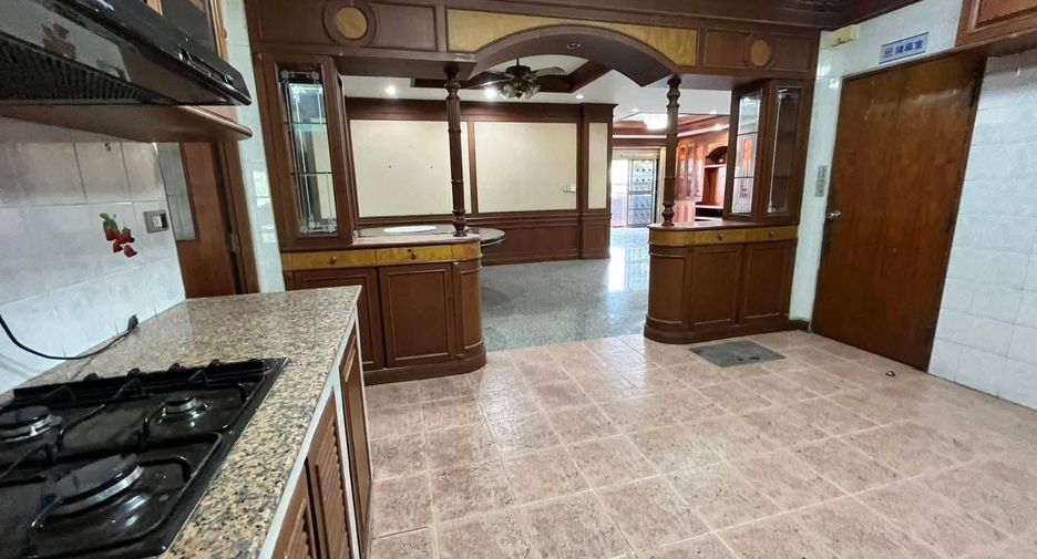 For rent 11 bedrooms house in Huai Khwang, Bangkok