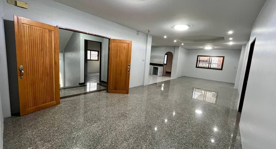 For rent 11 bedrooms house in Huai Khwang, Bangkok