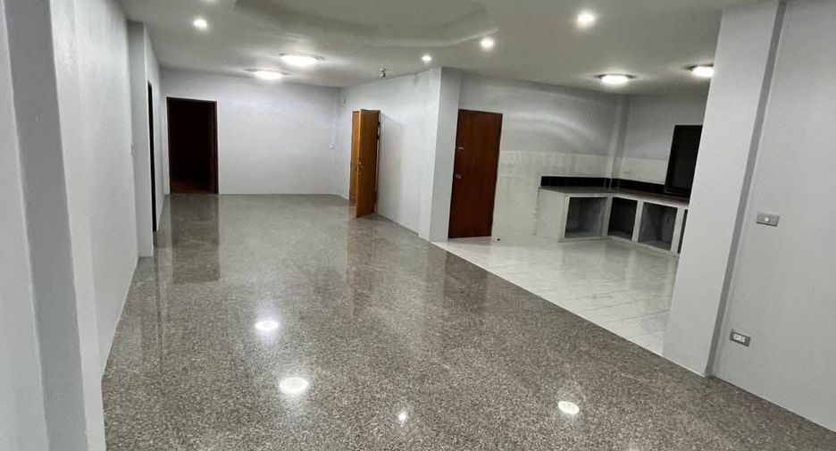 For rent 11 bedrooms house in Huai Khwang, Bangkok