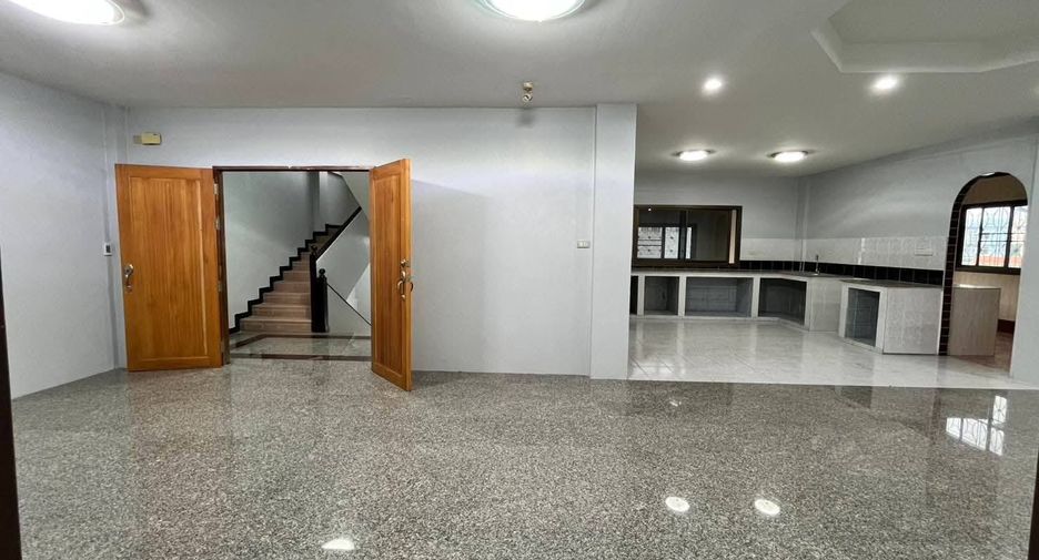 For rent 11 bedrooms house in Huai Khwang, Bangkok