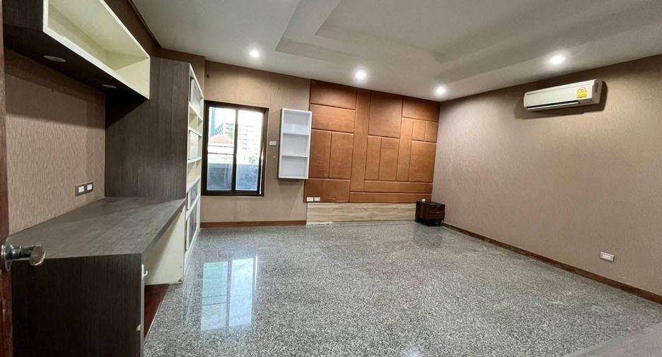 For rent 11 bedrooms house in Huai Khwang, Bangkok