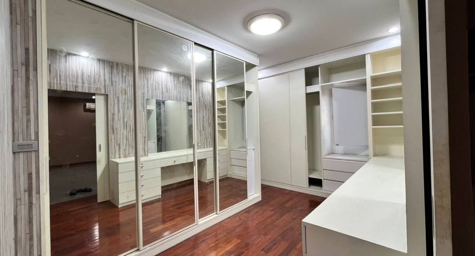 For rent 11 bedrooms house in Huai Khwang, Bangkok