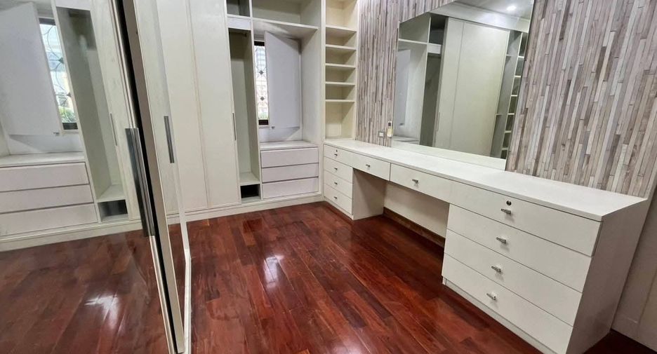For rent 11 bedrooms house in Huai Khwang, Bangkok