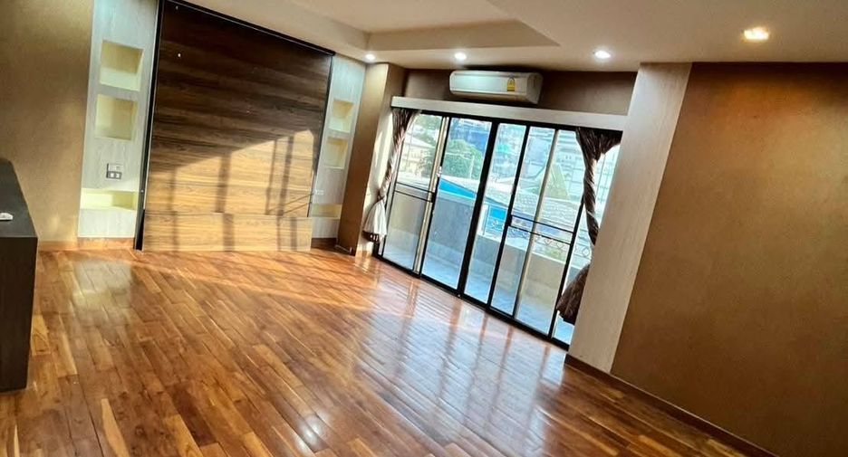 For rent 11 bedrooms house in Huai Khwang, Bangkok