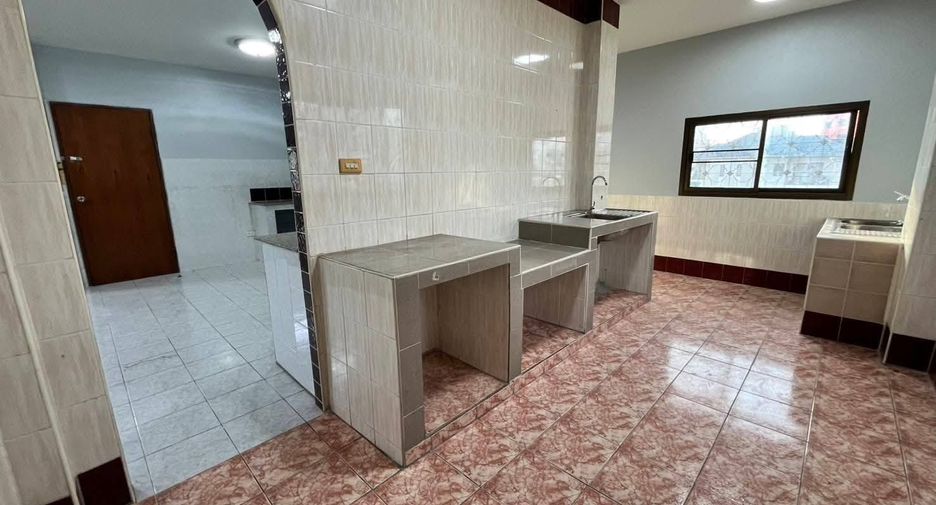 For rent 11 bedrooms house in Huai Khwang, Bangkok
