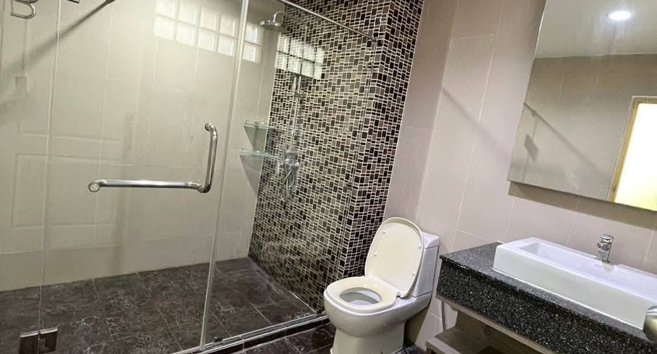 For rent 11 bedrooms house in Huai Khwang, Bangkok