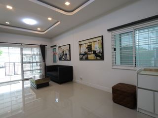 Reihenhaus zur Miete mit 3 Zimmer in Saphan Sung, Bangkok