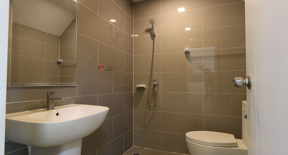 For rent 3 bedrooms townhouse in Saphan Sung, Bangkok
