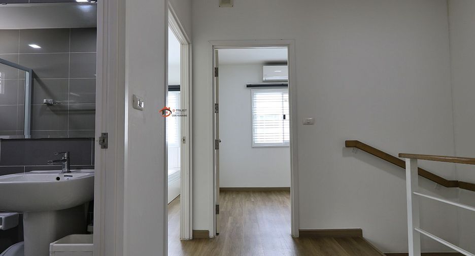 For rent 3 bedrooms townhouse in Saphan Sung, Bangkok