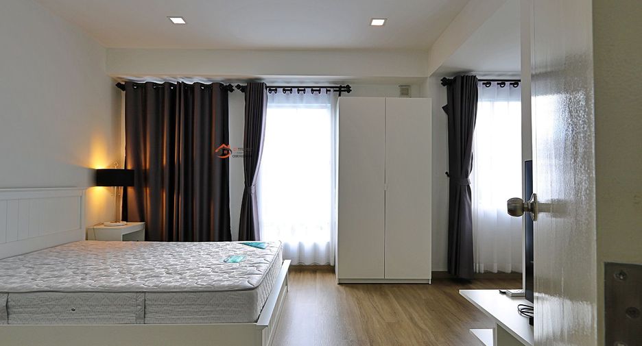 For rent 3 bedrooms townhouse in Saphan Sung, Bangkok
