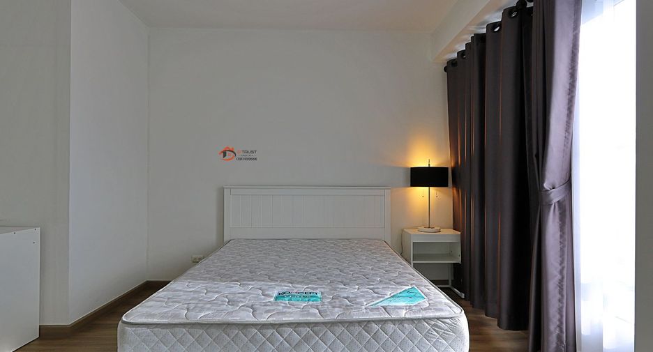 For rent 3 bedrooms townhouse in Saphan Sung, Bangkok