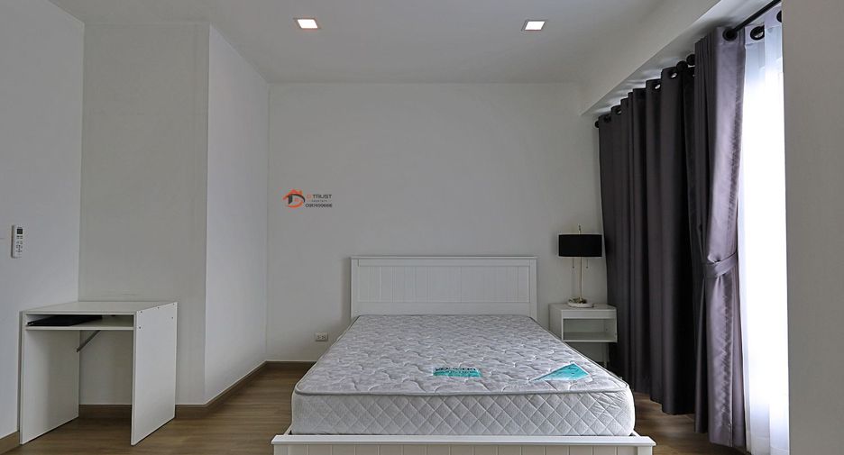 For rent 3 bedrooms townhouse in Saphan Sung, Bangkok