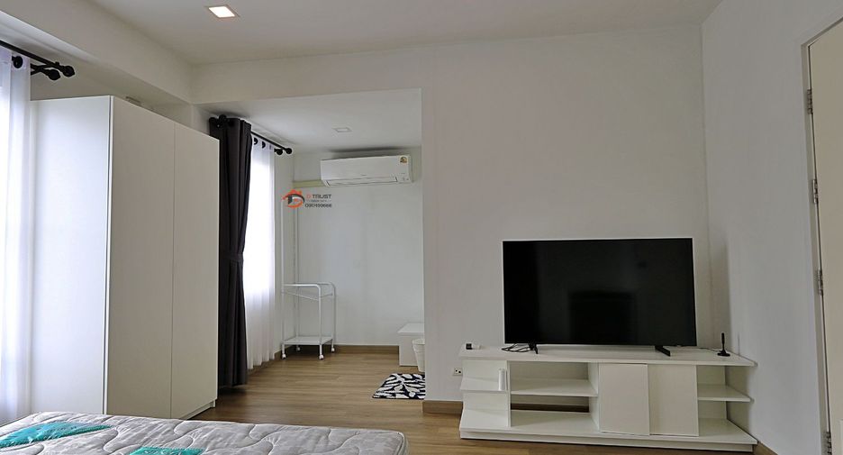 For rent 3 bedrooms townhouse in Saphan Sung, Bangkok