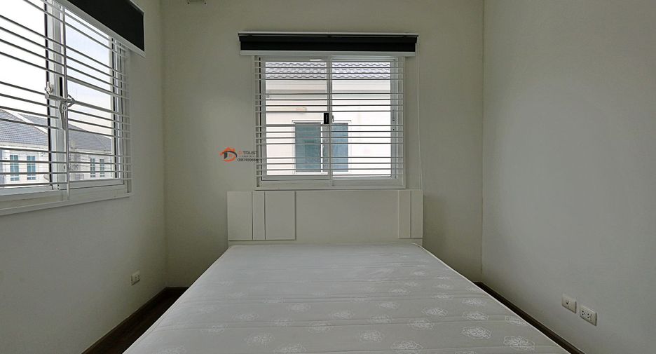 For rent 3 bedrooms townhouse in Saphan Sung, Bangkok