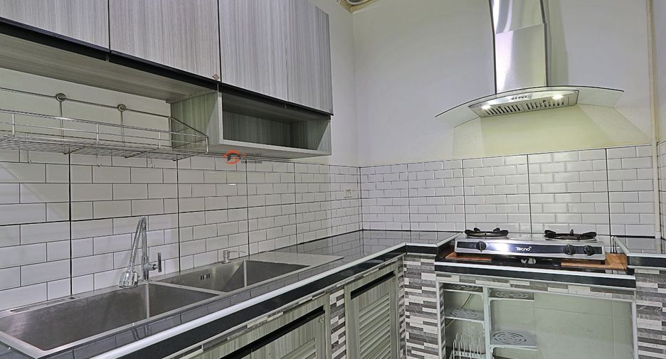 For rent 3 bedrooms townhouse in Saphan Sung, Bangkok