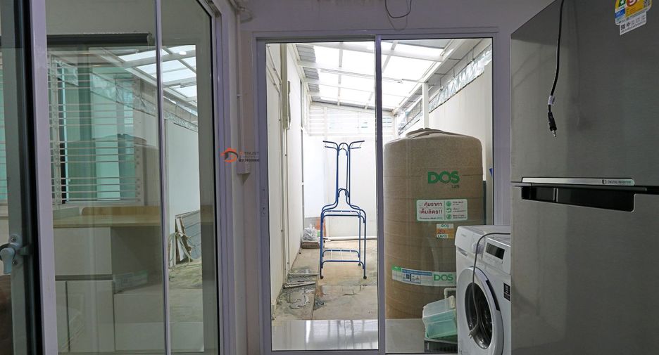 For rent 3 bedrooms townhouse in Saphan Sung, Bangkok