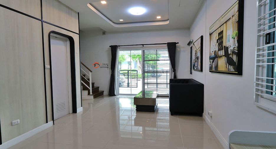 For rent 3 bedrooms townhouse in Saphan Sung, Bangkok