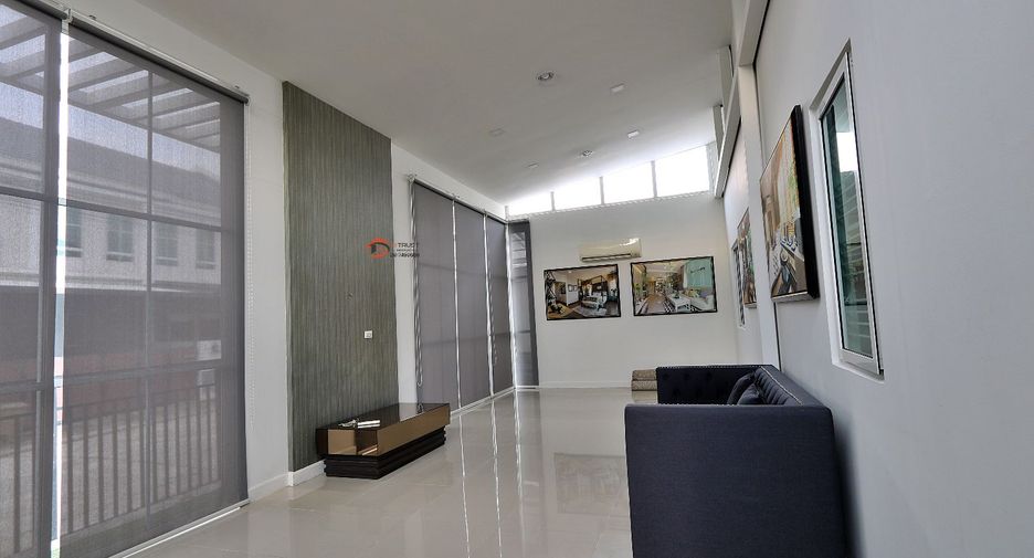 For rent 3 bedrooms townhouse in Saphan Sung, Bangkok