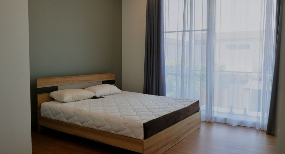 For rent 4 bedrooms house in San Kamphaeng, Chiang Mai