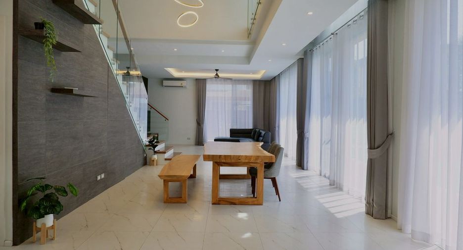 For rent 4 bedrooms house in San Kamphaeng, Chiang Mai