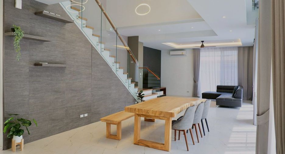For rent 4 bedrooms house in San Kamphaeng, Chiang Mai