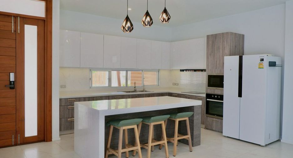 For rent 4 bedrooms house in San Kamphaeng, Chiang Mai