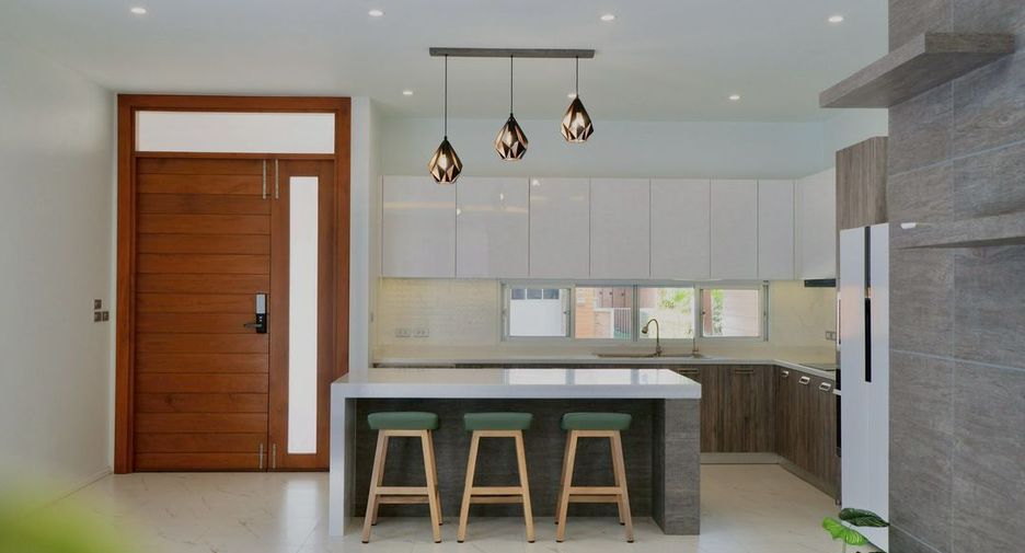 For rent 4 bedrooms house in San Kamphaeng, Chiang Mai