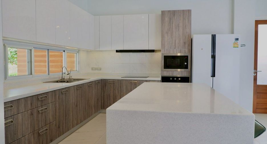 For rent 4 bedrooms house in San Kamphaeng, Chiang Mai