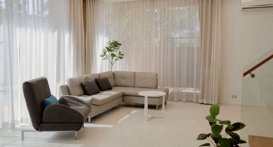 For rent 4 bedrooms house in San Kamphaeng, Chiang Mai