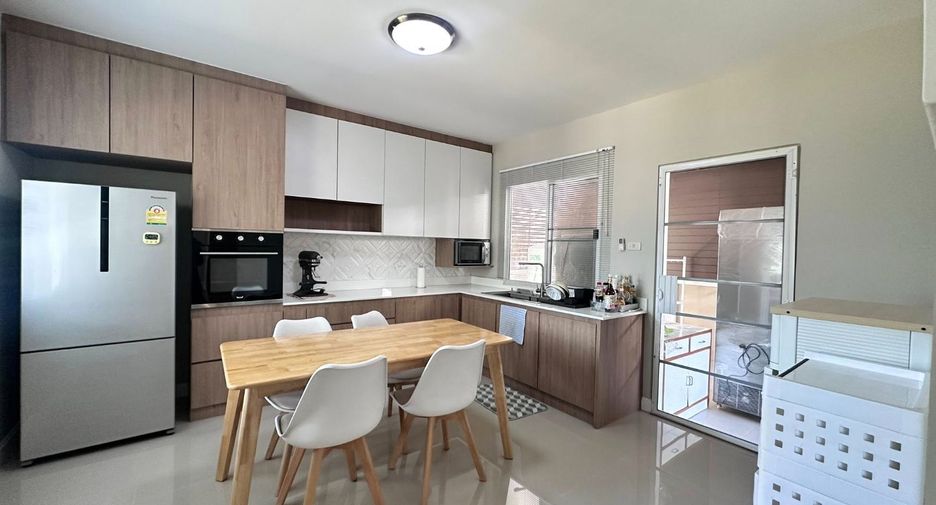 For rent 4 bedrooms house in San Kamphaeng, Chiang Mai