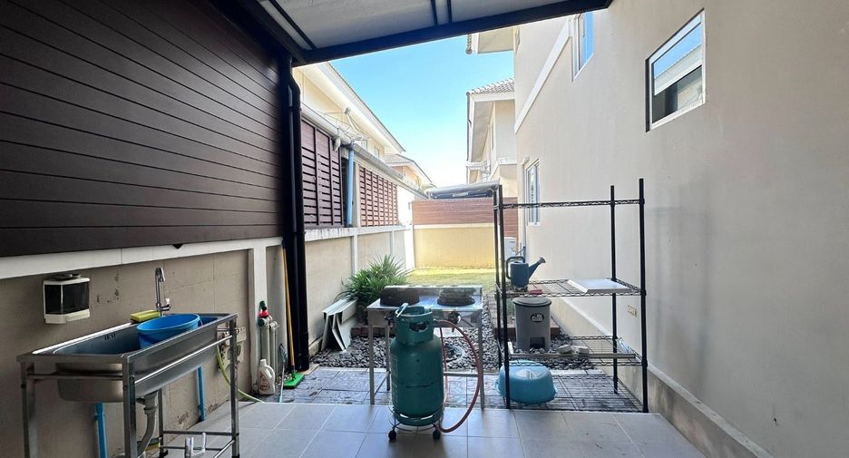 For rent 4 bedrooms house in San Kamphaeng, Chiang Mai
