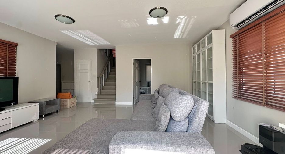 For rent 4 bedrooms house in San Kamphaeng, Chiang Mai