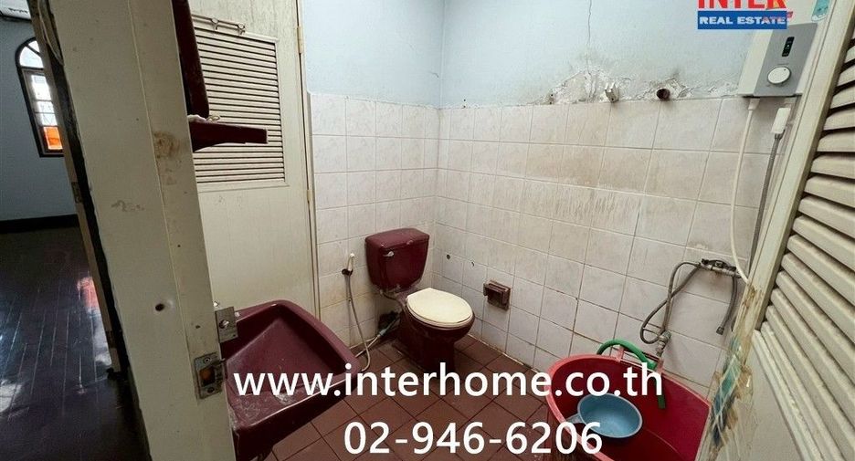 Casa adosada en venta de 2 habitaciones en Bang Kapi, Bangkok