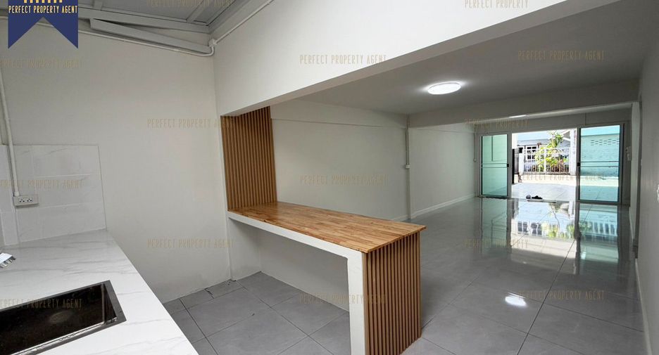 For sale 3 bedrooms townhouse in Mueang Samut Prakan, Samut Prakan