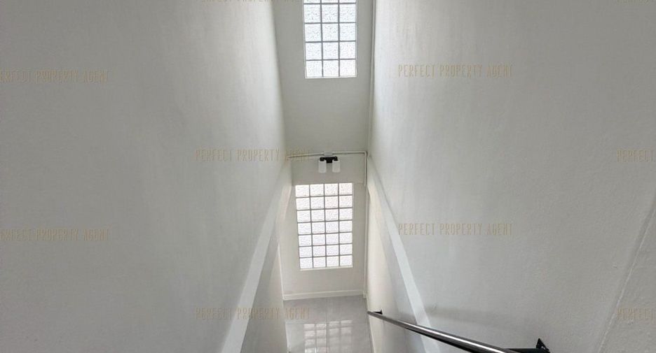For sale 3 bedrooms townhouse in Mueang Samut Prakan, Samut Prakan