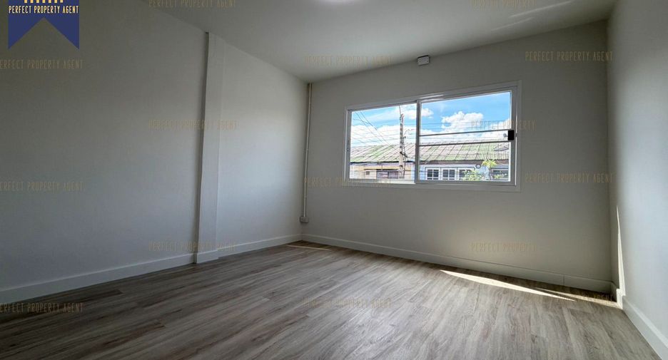 For sale 3 bedrooms townhouse in Mueang Samut Prakan, Samut Prakan