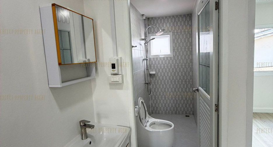 For sale 3 bedrooms townhouse in Mueang Samut Prakan, Samut Prakan