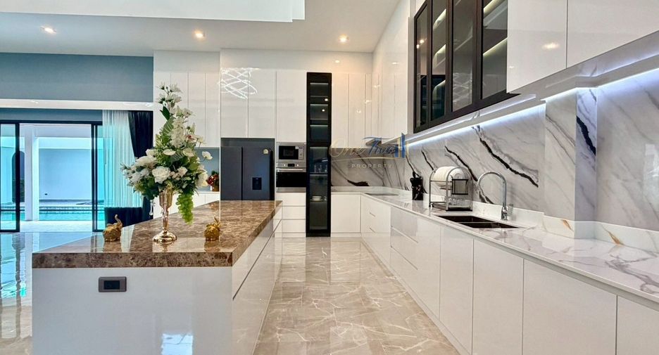For rent 5 bedrooms villa in East Pattaya, Pattaya