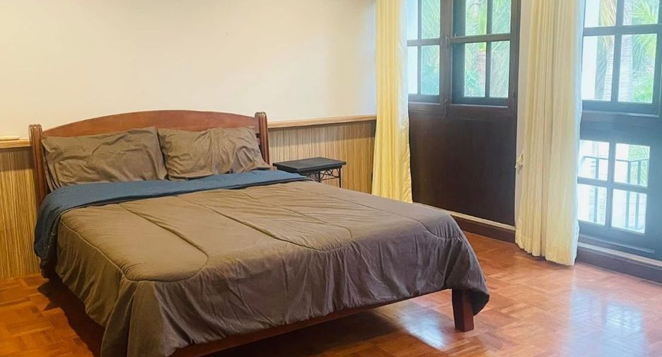 For rent 4 bedrooms townhouse in Mueang Chiang Mai, Chiang Mai