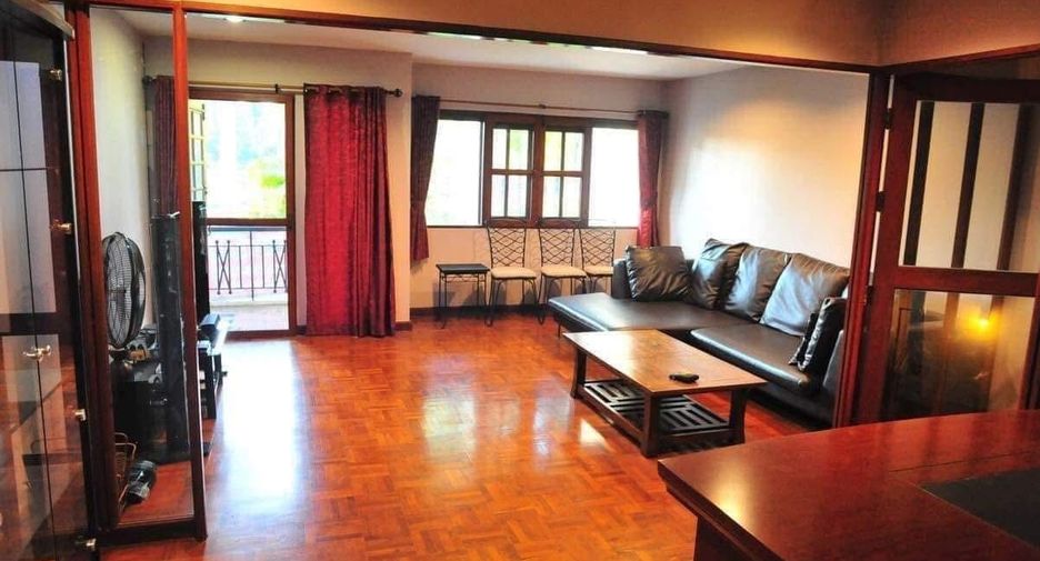 For rent 4 bedrooms townhouse in Mueang Chiang Mai, Chiang Mai