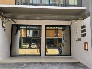 For sale 6 ベッドルーム house in Phra Khanong, Bangkok