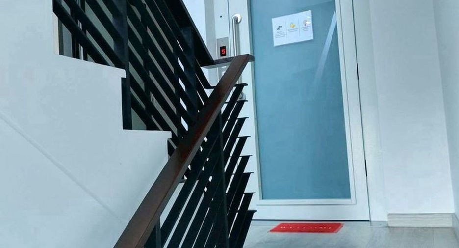 For sale 6 bedrooms house in Phra Khanong, Bangkok