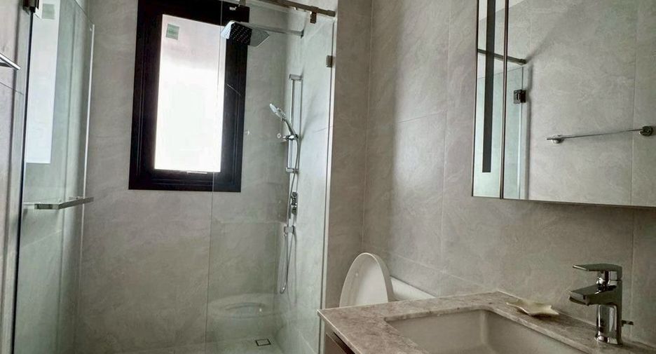 For rent 3 bedrooms condo in Huai Khwang, Bangkok